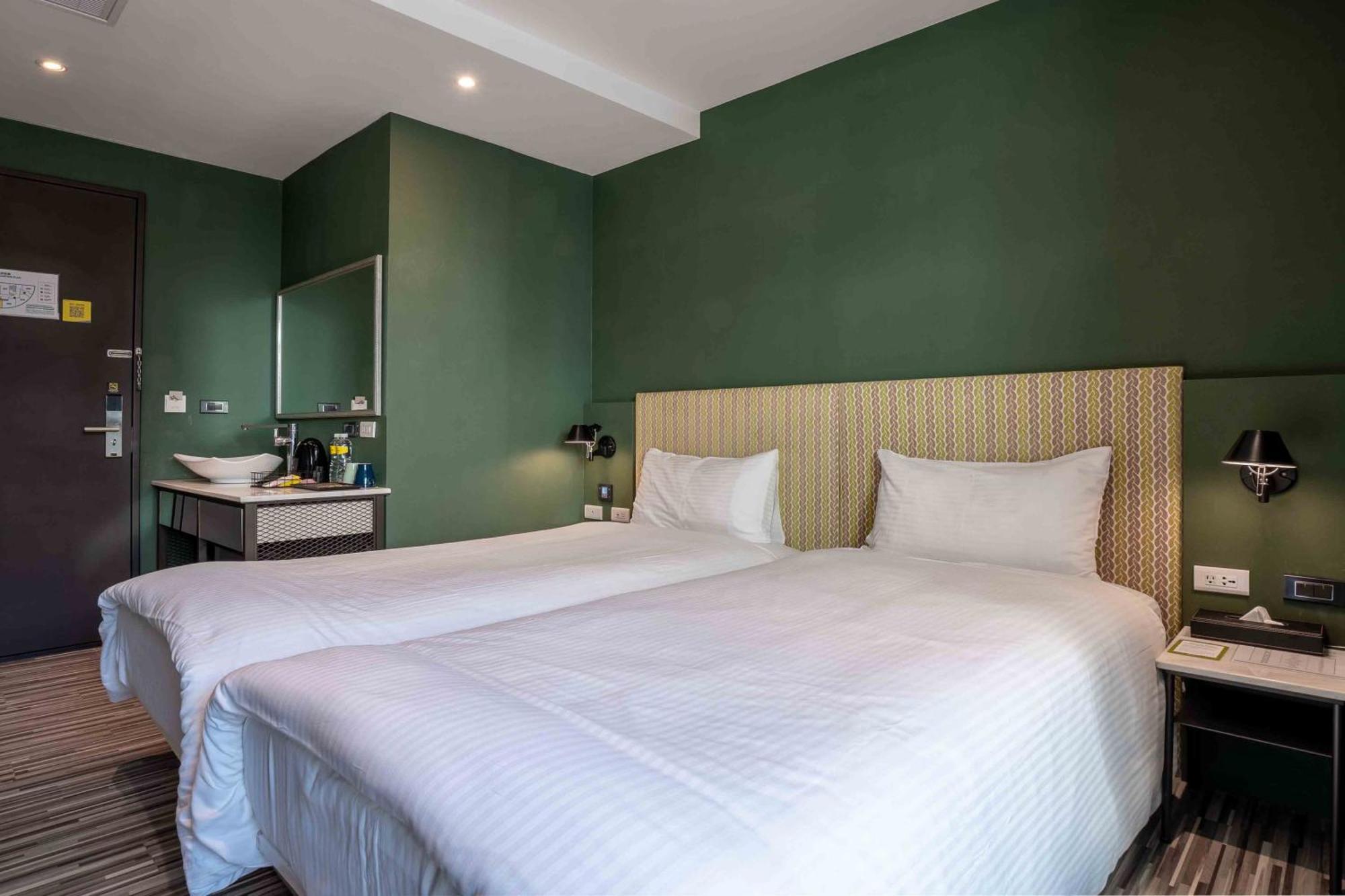 Check Inn Taichung Ziyou Екстер'єр фото