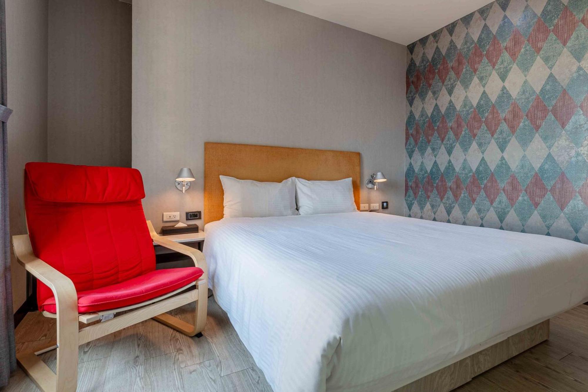 Check Inn Taichung Ziyou Екстер'єр фото
