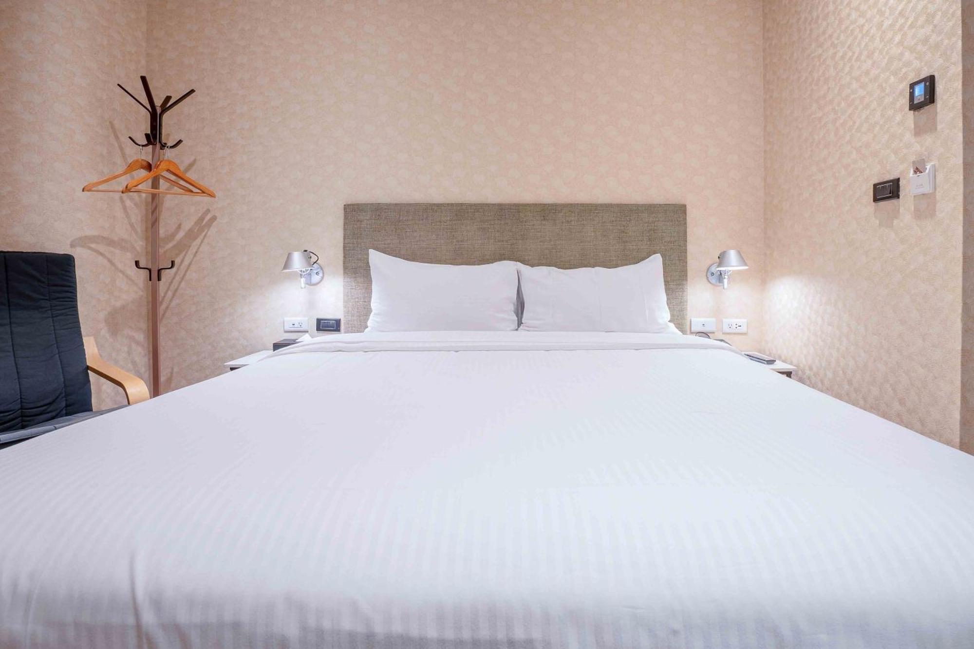 Check Inn Taichung Ziyou Екстер'єр фото