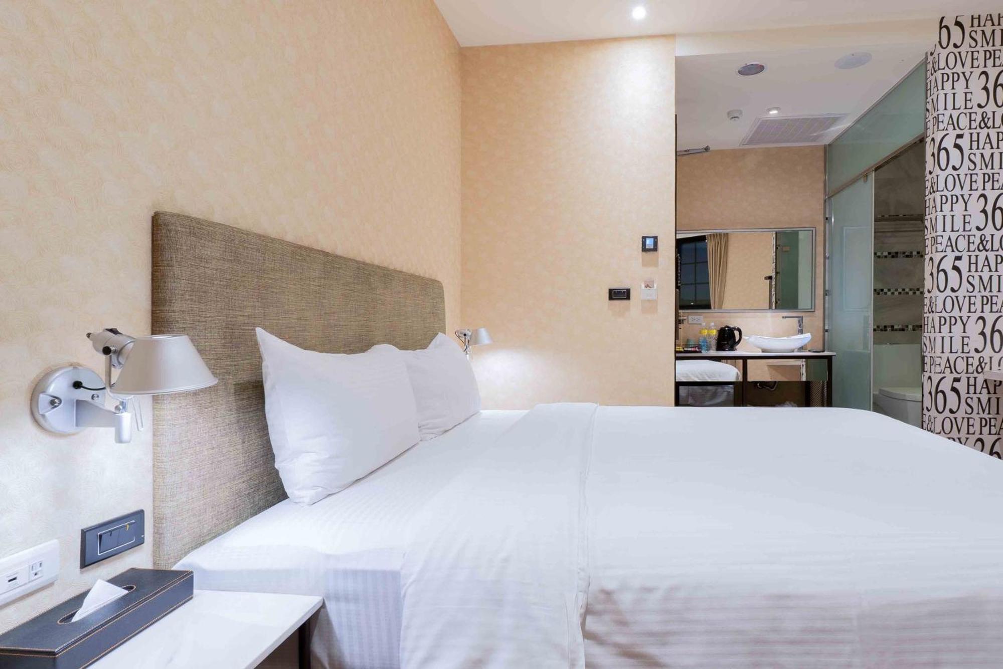 Check Inn Taichung Ziyou Екстер'єр фото