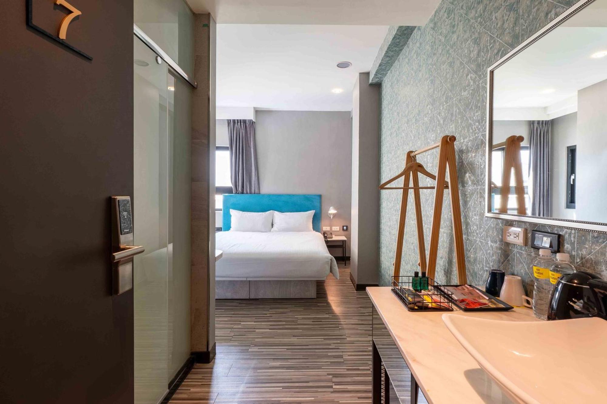 Check Inn Taichung Ziyou Екстер'єр фото