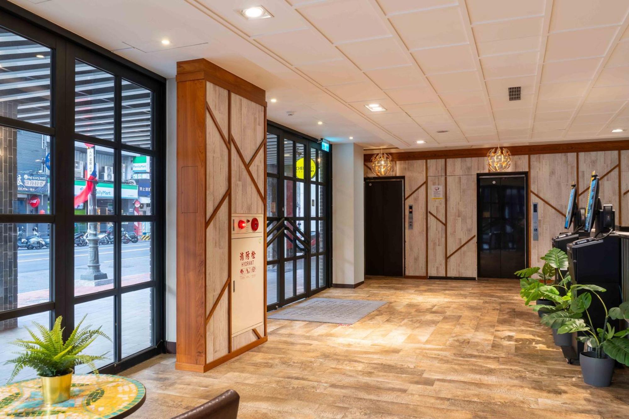 Check Inn Taichung Ziyou Екстер'єр фото