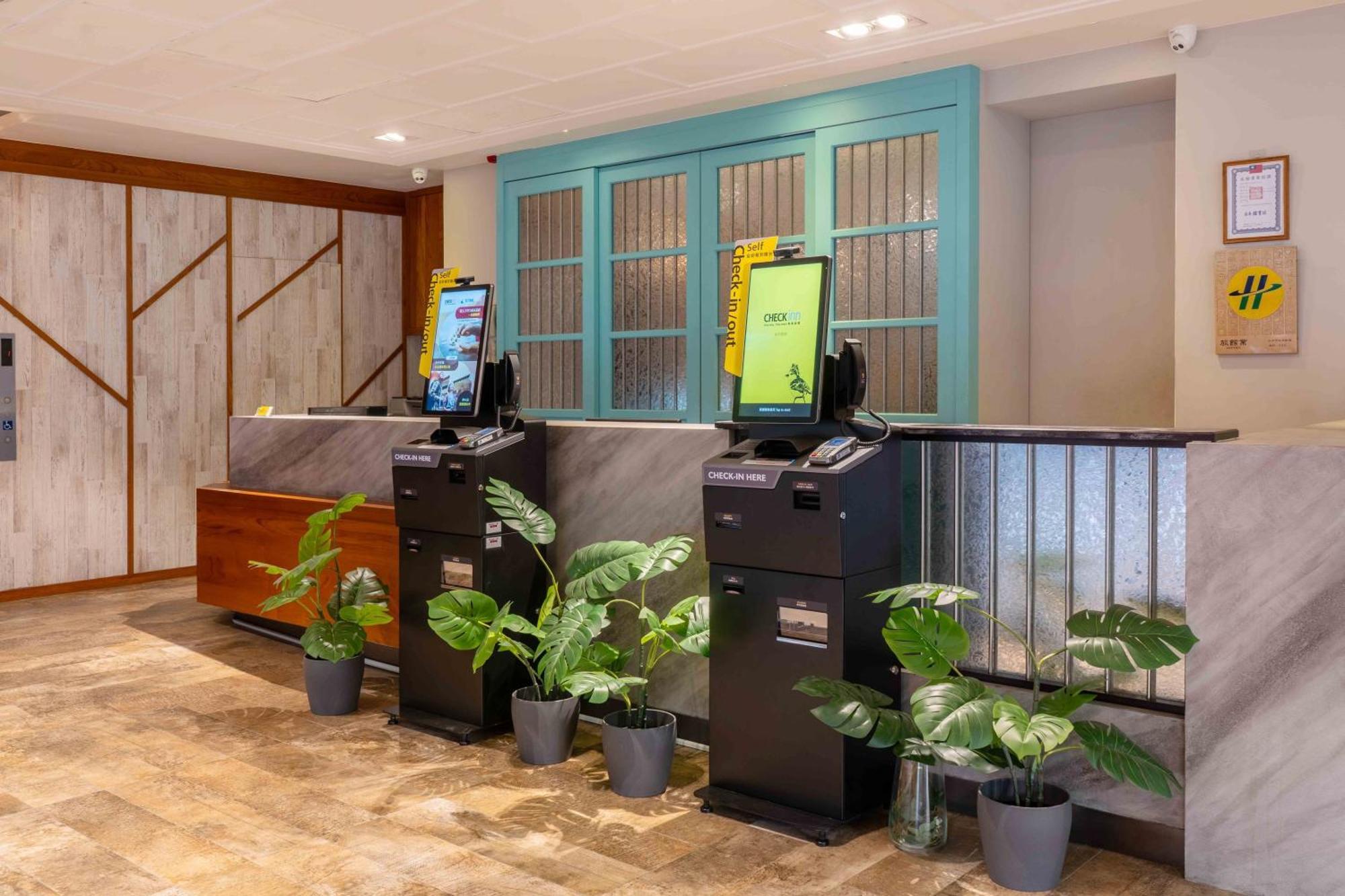 Check Inn Taichung Ziyou Екстер'єр фото