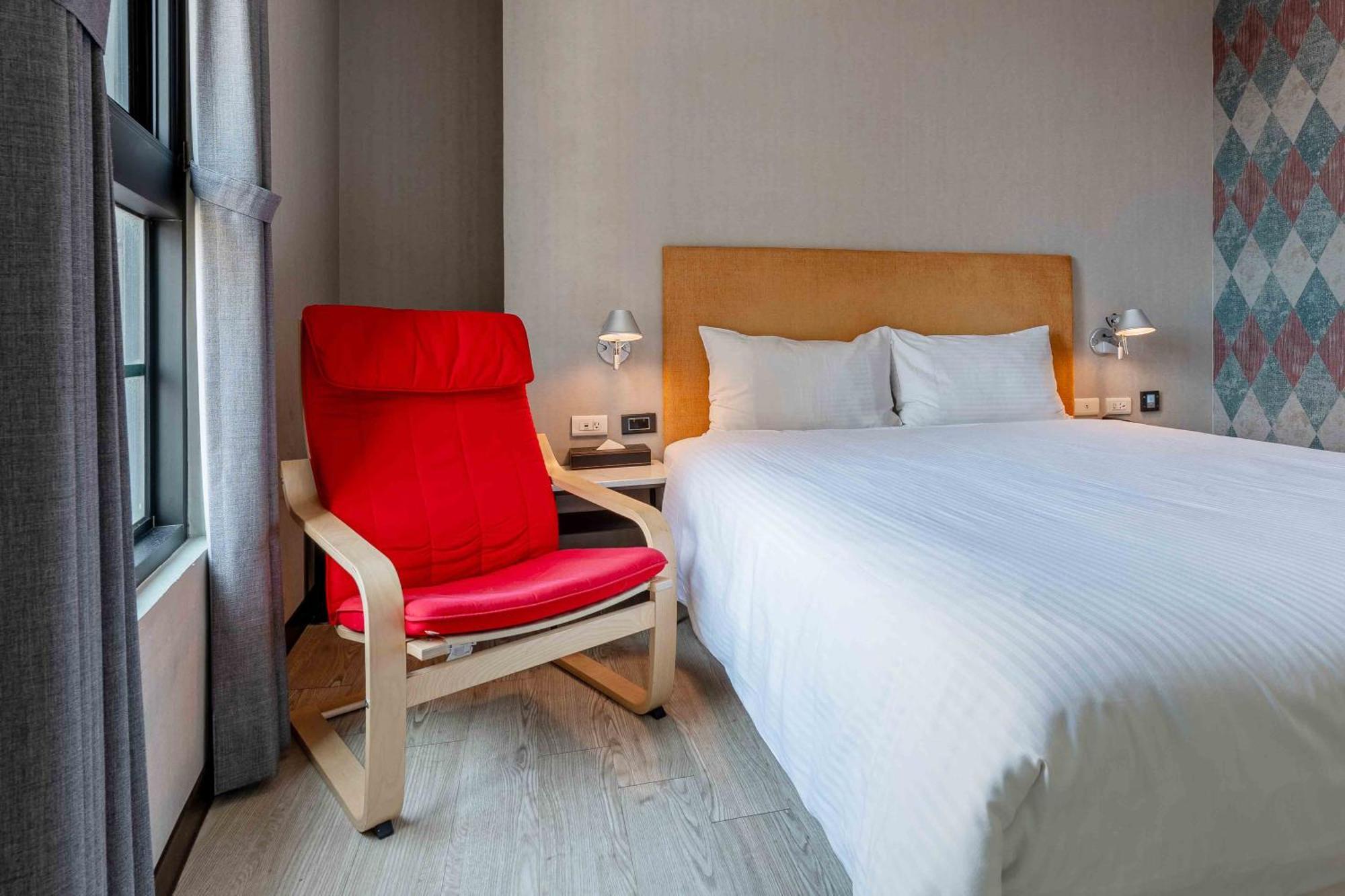 Check Inn Taichung Ziyou Екстер'єр фото